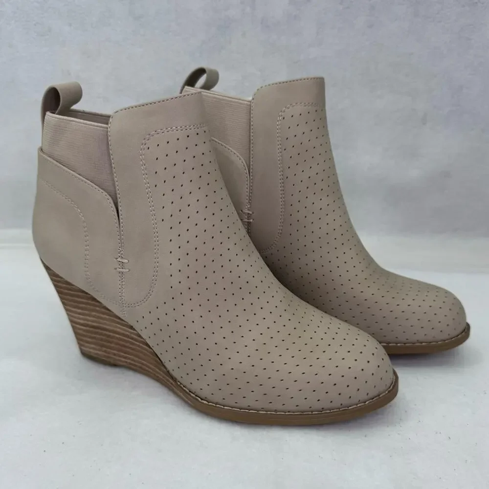 NWT DV by Dolce Vita Gerdy Bootie Beige size 10 Ankle Boot Wedges Stitch Fix